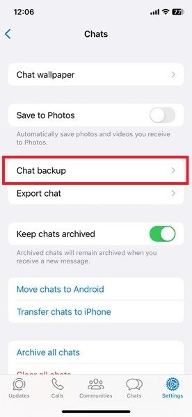 Нажатие на опцию «Резервное копирование чата» в WhatsApp для iPhone.