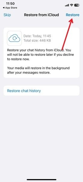 Нажатие кнопки «Восстановить» в WhatsApp для iPhone.