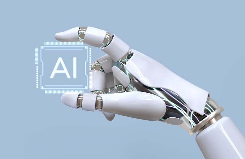 Рука робота с чипом искусственного интеллекта.