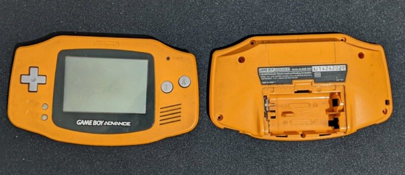 Запасные части для Game Boy Advance.