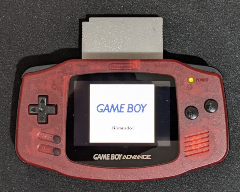 Game Boy Advance с картриджем Game Boy Color.