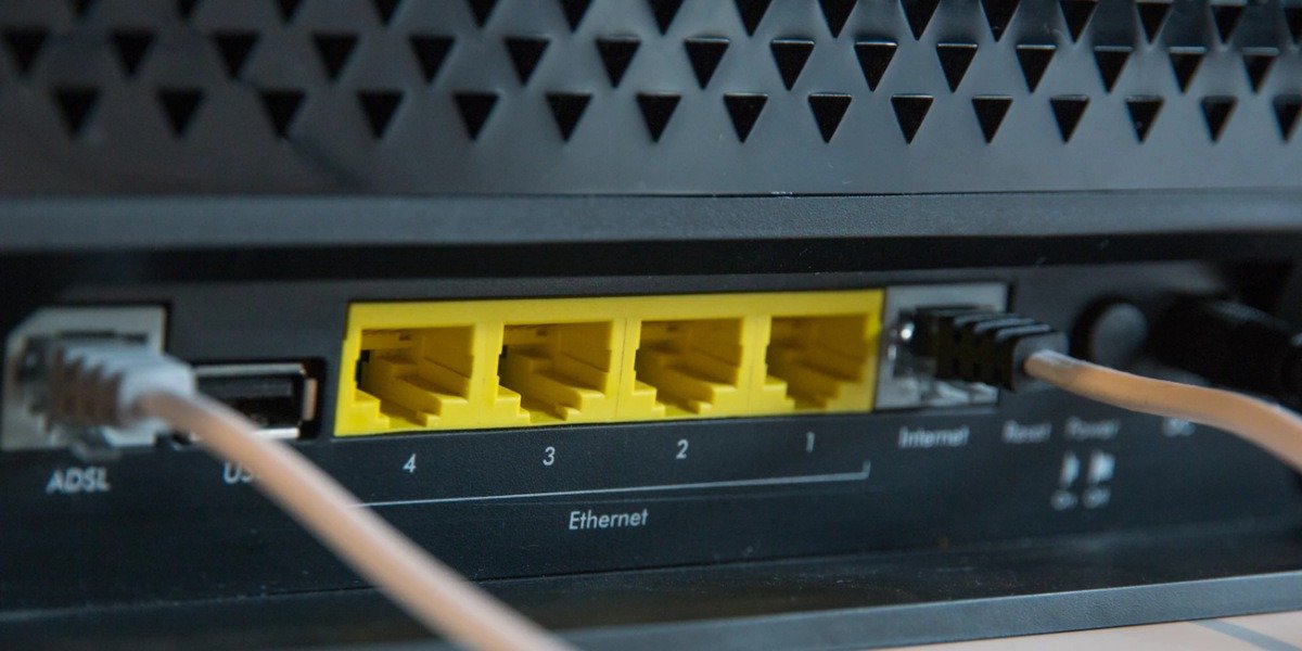 Задняя часть маршрутизатора Wi-Fi с подключенными кабелями Ethernet