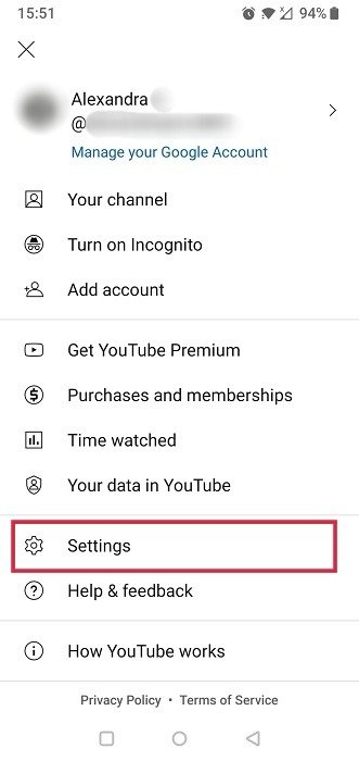 Выбор настроек в меню приложения YouTube для Android.