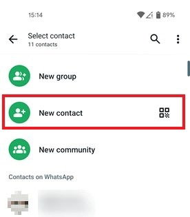 Выбор опции «Новый контакт» в WhatsApp на Android.