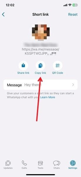 Нажатие на опцию «Копировать ссылку» в WhatsApp на iPhone.