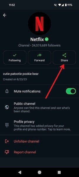 Выбор опции «Поделиться» для канала WhatsApp на Android.