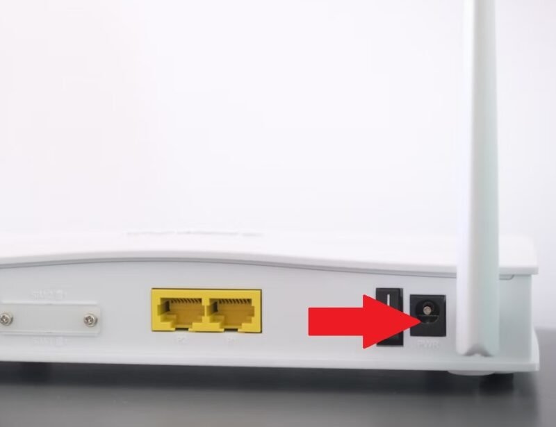 Кнопка сброса настроек маршрутизатора выделена на задней панели маршрутизатора.