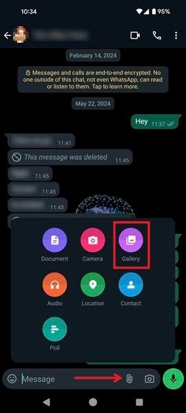 Нажатие на значок скрепки в WhatsApp для Android.