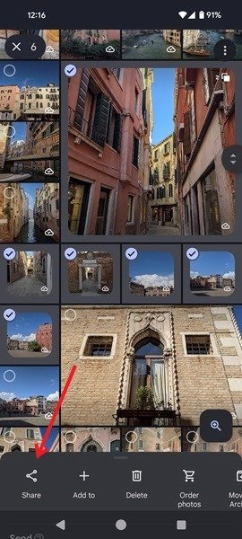 Нажатие на значок «Поделиться» в приложении Google Photos.