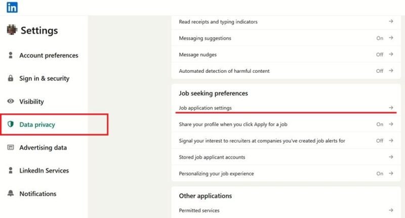 Выбор «Настройки заявления о приеме на работу» в меню «Конфиденциальность данных» в LinkedIn на ПК.