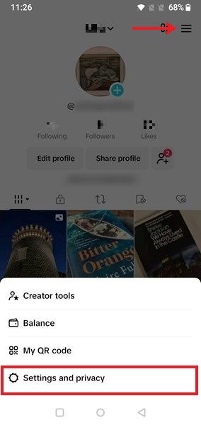 Выбор «Настройки и конфиденциальность» в меню профиля TikTok.