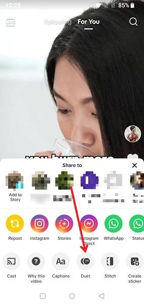 Выбор опции Duet в приложении TikTok.