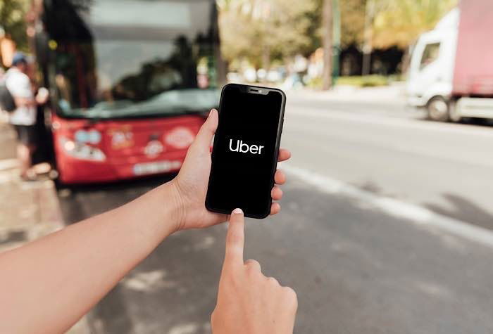 Uber с помощью приложения «Синие галочки»