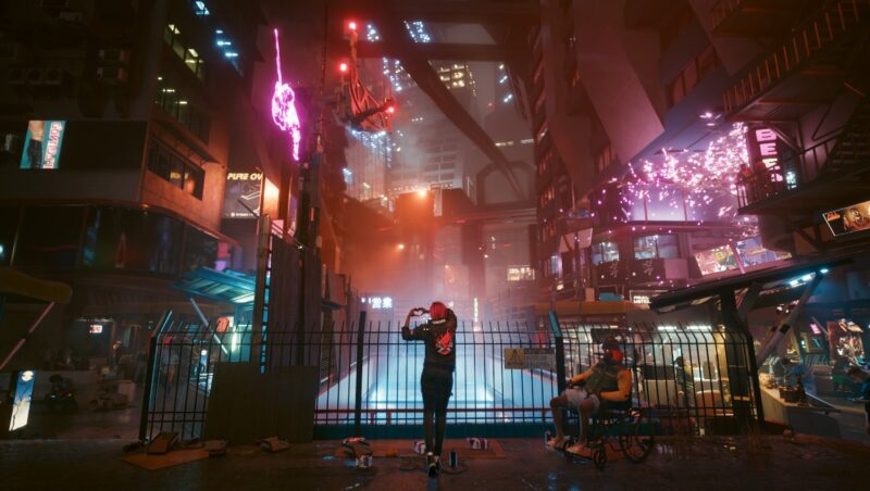 Изображение из игры Cyberpunk 2077, демонстрирующее ярко освещенный футуристический город ночью.