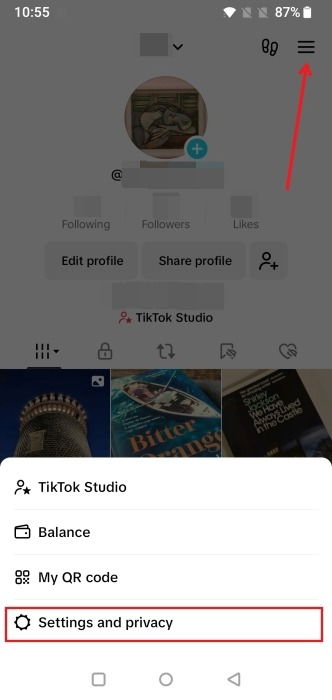 Выбор опции «Настройки и конфиденциальность» в приложении TikTok.