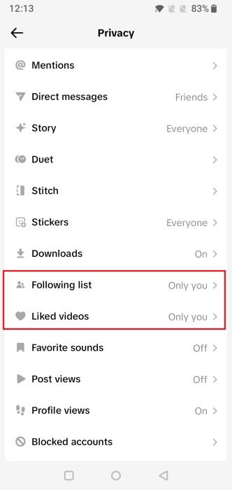Просмотр параметров «Список подписчиков» и «Понравившиеся видео» в меню конфиденциальности TikTok.