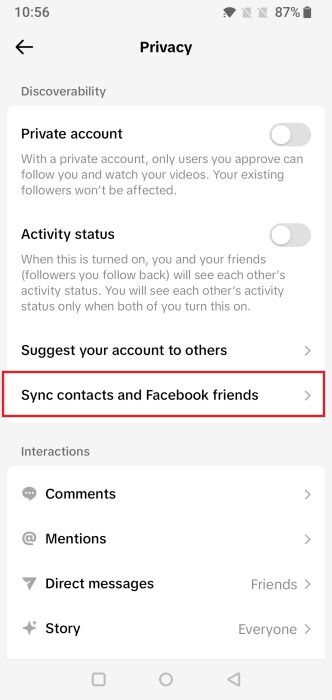 Выбор опции «Синхронизировать контакты и друзей в Facebook» в приложении TikTok.