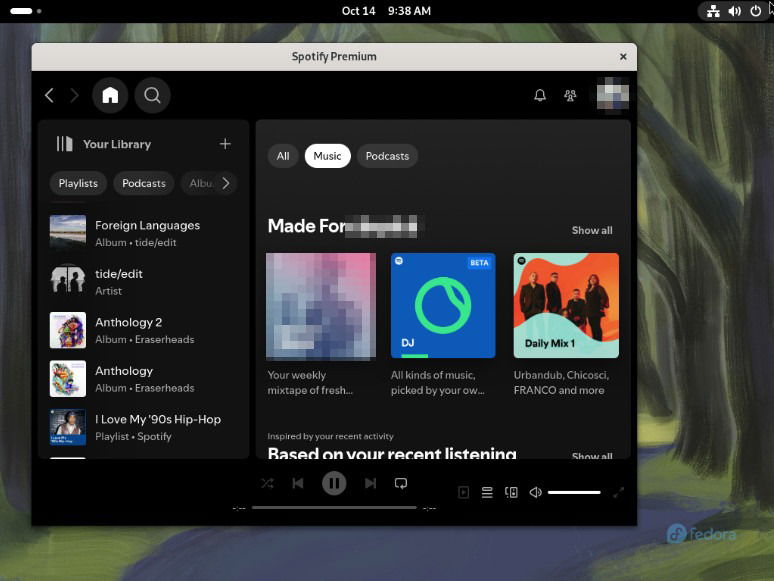 Снимок экрана, показывающий настольный клиент Spotify, работающий в Fedora.