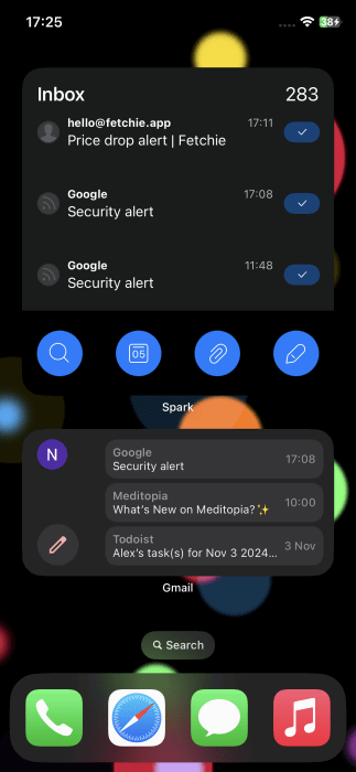 Главный экран iPhone с виджетом Spark вверху и виджетом Gmail внизу.