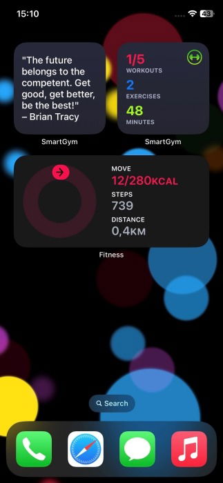 Виджеты из приложений SmartGym и Fitness отображаются на главном экране iPhone.