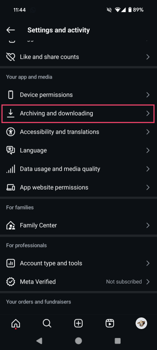 В настройках Instagram выберите «Архивирование и загрузка».