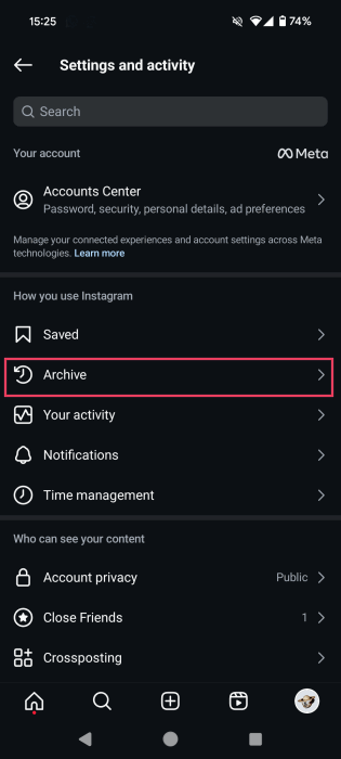 Нажатие на опцию «Архив» в настройках Instagram на мобильном телефоне.
