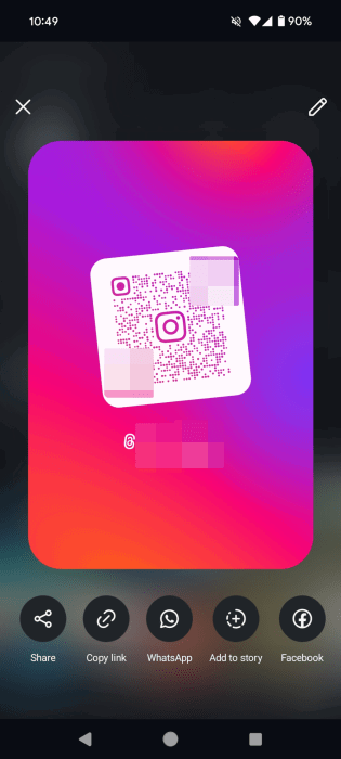 Просмотр QR-кода в карточке профиля Instagram, созданной через мобильное приложение.