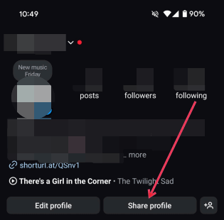 Нажатие на опцию «Поделиться профилем» в профиле Instagram в мобильном приложении.