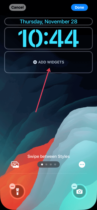 Нажатие кнопки «Добавить виджеты» на экране блокировки iPhone.