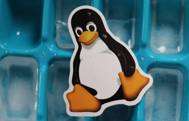 Тукс, пингвин Linux, наклейка