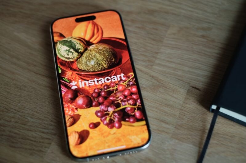 Приложение Instacart на телефоне.