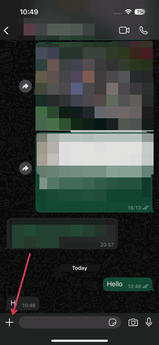 Нажатие кнопки «плюс» в чате WhatsApp на iPhone.
